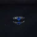Elegante anillo de moissanita azul corazón con banda plateada de patrón de hojas - Negro/Azul