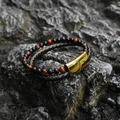 Dubbellaagse herenarmband met tijgeroog kralen en zwart gevlochten lederen band - Gouden Gesp