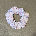 Detail van witte scrunchie met rode harten en regenboogprint van zachte stof - Regenboog Hart Print (1)