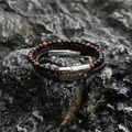 Bracciale multistrato da uomo con perle occhio di tigre rossa e pelle intrecciata nera - Argento