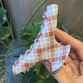 Dettaglio di un grande fermaglio per capelli a quadri blu e arancio con finitura lucida - Pinza per Capelli Farfalla Grande / Quadri Blu Chiaro Arancione Rosso (3)