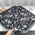 Détail macro du foulard en soie avec motifs camélia et perles et bordure rayée - 68x68cm / Noir
