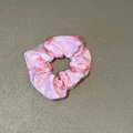 Detailweergave van een roze scrunchie met witte LOVE-tekst en rode hartjesprint - Roze Love Hart (2)