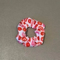 Elastische witte scrunchie met roze en rode lippenprints voor een paardenstaart - Witte Lipafdruk (3)