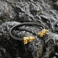 Brazalete de cable para hombre con cabezas de dragón en negro y acabado dorado - Estilo Oro Negro