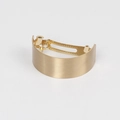 Macro-opname van de gouden metalen haarklem met geborstelde textuur en veerclipstructuur - Middelgroot / Goud