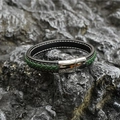 Lederarmband für Herren mit grünem Geflecht und silbernem Magnetverschluss auf Fels - Silberschnalle Grün