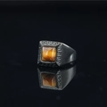 Herenring van zwart staal met tijgeroogsteen en klassiek Grieks meanderpatroon - Zwarte Ring Tijgeroog Steen