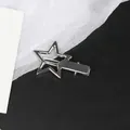 Detailaufnahme einer silbernen hohlen Stern-Haarklammer aus polierter Legierung auf Hintergrund - Silber