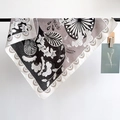 Detail van een vierkante zijden sjaal met bloemenprints en geschulpte randen aan een stang - 68x68cm / Zwart en Grijs