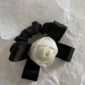 Chouchou élégant en satin noir avec une rose en tissu blanc et rubans délicats - Blanc Cassé
