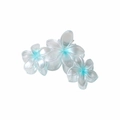 Détail de la pince à cheveux de 9cm avec des fleurs de frangipanier bleutées - Bleu