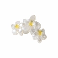 Détail d'une pince à cheveux fleur de frangipanier 9cm avec finition nacrée et dégradé - Jaune