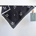 Detailaufnahme des schwarz-weißen Punktetuchs mit feinen floralen Mustern und Saum - 68x68cm / Schwarz