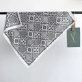 Carré de soie et coton avec motifs floraux et géométriques en patchwork noir et blanc - Blanc