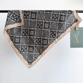 Élégant foulard carré noir avec motifs bohèmes blancs et bordure beige détaillée - Kaki