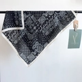 Carré de soie élégant motif cachemire noir et blanc sur support de présentation épuré - Noir