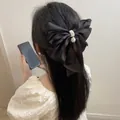 Elegante pinza de pelo con lazo de satén negro y perla central en la parte posterior - Negro