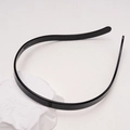 Dettaglio del cerchietto nero sottile in acetato con dentini interni antiscivolo per capelli - Nero