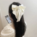 Elegante pinza para el pelo con lazo de satén blanco crema y perlas vista trasera - Blanco Roto