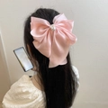 Lazo de satén rosa con perlas y cintas largas mostrado sobre el cabello - Rosa Claro