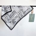 Carré de soie minimaliste à motif Paisley noir et blanc suspendu sur un support chic - Blanc