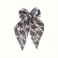 Detailansicht der Haarspange mit rosa Paisley-Muster und langen Satin-Bändern - Paisley-Stil / Rosa