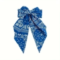 Detaillierte Makroansicht des dunkelblauen Paisley-Musters auf der Schleifen-Haarklammer - Paisley-Stil / Blau