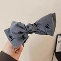 Elegante pinza per capelli in denim grigio con ricamo di fiocchi neri per code di cavallo - Grigio