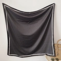 Detailopname van een zijden sjaal met stippen naast een handtas en zonnebril - 90*90cm / Zwart
