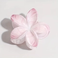 Dettaglio del fermaglio per capelli a giglio 8cm sfumato marmo con texture in resina rosa - Rosa
