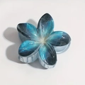 Dettaglio molletta a giglio da 8cm con texture marmorizzata sfumata blu scuro - Blu Notte