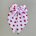 Détail du nœud papillon rose clair avec motifs de cœurs rouges et longs rubans pendants - Rose Cœur Rouge (Ruban Long)