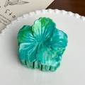 Pince à cheveux fleur d'hibiscus avec motif marbré bleu et vert en résine brillante - Fleur Verte