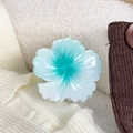 Dettaglio ravvicinato della molletta per capelli a fiore di 8cm con petali in resina - Blu Ghiaccio