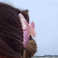 Pinza de pelo de estrella de mar rosa con diamantes y textura de mármol en moño - Morado