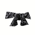 Dettaglio della molletta per capelli con fiocco paisley ed eleganti nastri lunghi - Nero