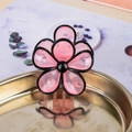 Pinza para el pelo con forma de flor rosa, borde negro y acabado brillante en bandeja - Rosa