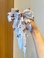 Übergroße weiße Satin-Haarspange mit braunen Schleifenmustern und langen Fließbändern - Weiß
