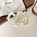 Dettaglio della molletta a forma di cane con pois neri su base in acetato bianco crema - Stile Cane / Pois Bianchi