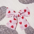 Fiocco rosa con cuori rossi e nastri lunghi per uno stile dolce di San Valentino - Rosa Cuore Rosso (Nastro Corto)