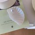 Pinza per capelli a conchiglia bianco perlato cangiante con decorazione a perla grande - Bianco