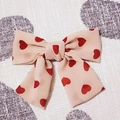 Barrette à nœud beige avec motifs de cœurs rouges et fermoir à ressort pour femmes - Beige Cœur Rouge (Ruban Court)