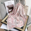 Eleganter quadratischer Seidenschal mit Blumenmuster und rosa Rand an einer Handtasche - 70x70cm / Hellrosa