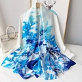 Eleganter leichter blau-weißer Seidenschal als Sonnenschutz und modisches Strandtuch - XSD294-1 Himmelblau