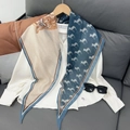 Détail d'un foulard en soie aux motifs de cheval et zèbre sur une chemise blanche - Bleu (LXJ27-2) / 180*38cm