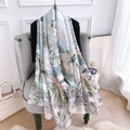 Eleganter hellblauer Seidenschal mit Blumenmuster auf Stuhl vor französischem Hintergrund - 180x90cm / Hellblau