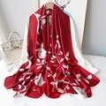 Eleganter roter Seidenschal mit weißem Rosenprint über einem weißen Hemd - 180*90CM / Jujube Rot (XSD293-1)