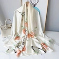 Eleganter beiger Seidenschal mit roten Rosendrucken und Ästen im Tusche-Stil für Damen - 180*90CM / Beige (XSD293-3)