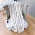 Dettaglio di una sciarpa in lino bianco semitrasparente con drappeggio morbido - Versione Estesa / Bianco Puro